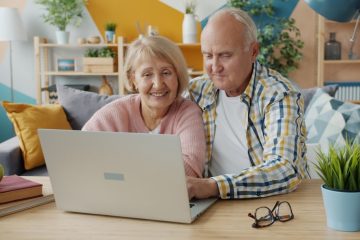 Comment briser la glace avec une femme senior sur un site de rencontre : 10 messages qui font vraiment la différence