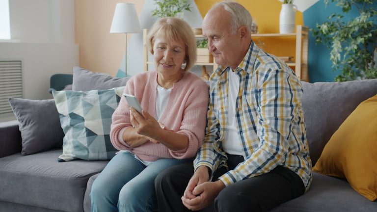 Comment gérer la jalousie après 60 ans : guide pratique pour vivre sereinement en amour