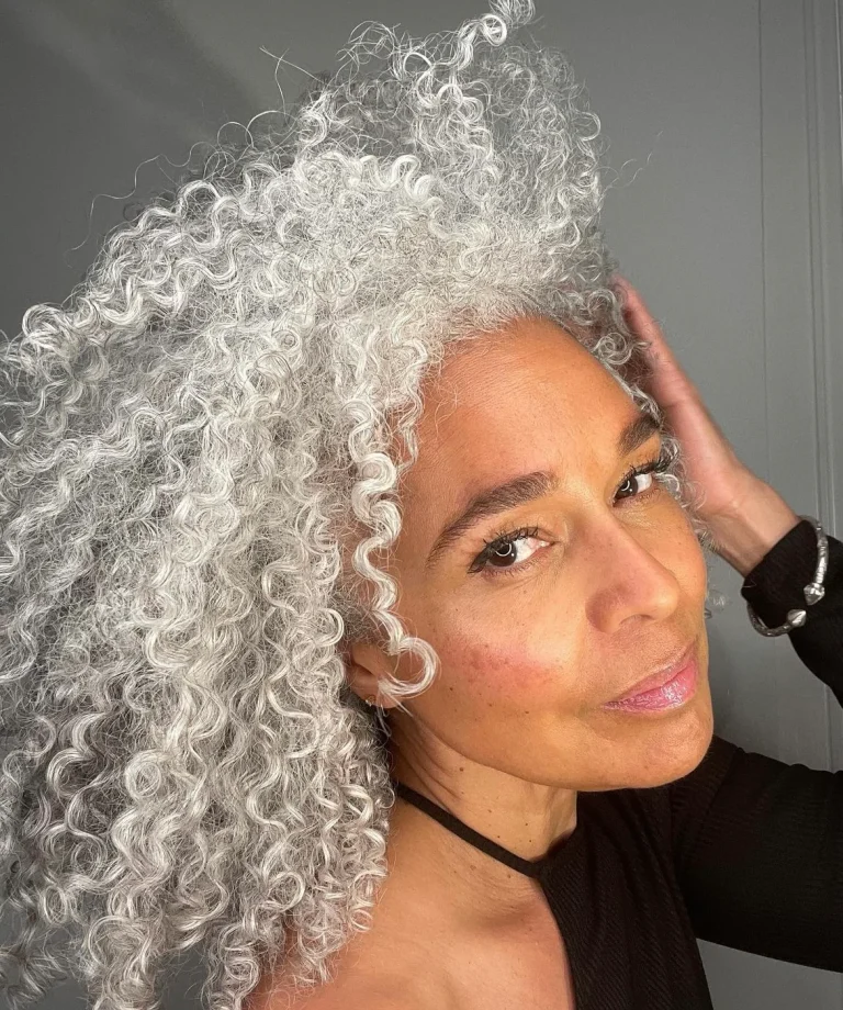 Cheveux blancs : comprendre, accepter et sublimer ce tournant naturel