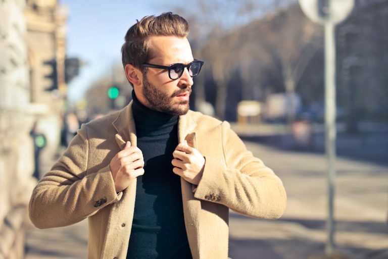 Look homme 50 ans : quel style adopter pour séduire en tant que senior